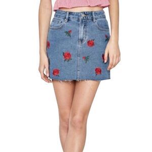 Pacsun Red Rose Embroidered Denim Jean Mini Skirt Raw Hem Size 28 Y2K